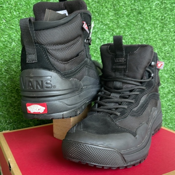 Vans Men’s Ultrarange Exo
Black/Black
VN0A4BVSBKA
Boots Sneakers - Picture 9 of 16